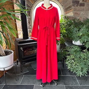 Vintage 1970s Red Velour White Lace Trim Drawstring Zipper Front Robe, Vintage Velour Housecoat, Full Length Velour Robe, Warm Winter Robe