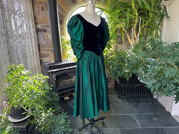 Vintage 1980s Black Velvet Green Taffeta Formal D… - image 10