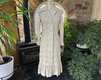 Vintage des années 1960 des années 1970 Ivoire lin coton dentelle robe boutonnée sur le devant Jane Andre California ourlet à volants