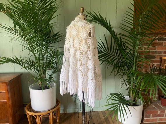 Vintage 1970s White Crocheted Daisy Bridal Shawl,… - image 7