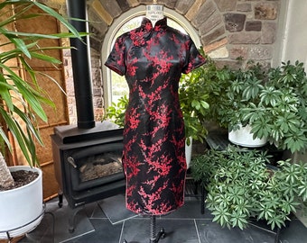 Vintage 1980s Black and Red Embossed Satin Cheongsam Oriental Style Dress, Vintage Asian Dress, Vintage Keipo Dress, Vintage Wiggle Dress