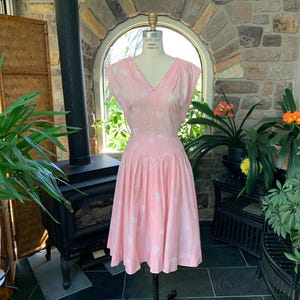 Vintage roze en witte paisley katoenen zomerjurk jaren 1950, jaren 50 rockabilly jurk met volledige rok, vintage zomertuin feestjurk