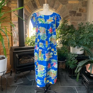 Vintage Blaues Hawaiianisches Midi MuuMuu Kleid Hula Tänzer Maps Blumen, Nylon Hawaiianisches Kleid, Aloha Leichtes Sommerkleid