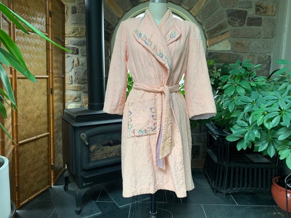Vintage 1940s Peach Quilted Knee Length Tie Robe … - image 1