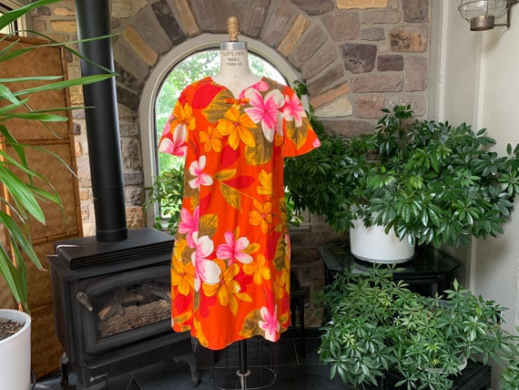 Vintage 1960s Red Orange Yellow Bold Floral Hawai… - image 1