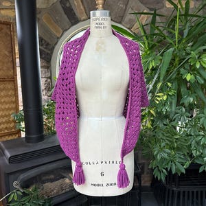 Vintage 1970s Bohemian Raspberry Pink Crocheted Open Front Shawl, Vintage Crochet Wrap, Vintage Crocheted Capelet
