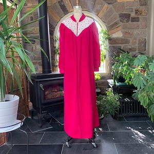 Vintage 1970s Pink Velour Pink White Pinwheel Embroidered Zipper Front Robe Apostrophe, Vintage Fleece Housecoat, Vintage Winter Robe
