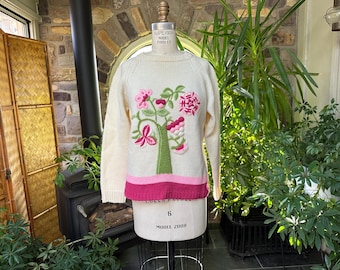 1970er Jahre Bestickter Wollpullover mit Rundhalsausschnitt in Ivory und Pink