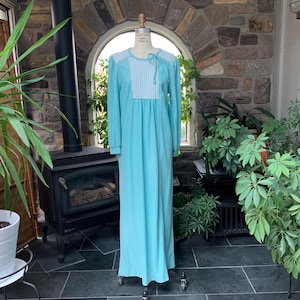 Vintage 1970s Pale Aqua Quilted Bib Zipper Flannel Velour Robe Komar, Vintage Housewife Fleece Housecoat, Warm Winter Robe