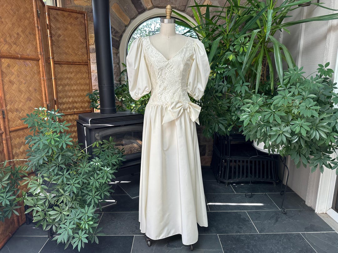 Vintage 1980s Ivory Acetate and Lace Tea Length Formal Bridal