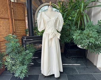 Robe de mariée formelle longueur thé en acétate ivoire et dentelle vintage des années 1980