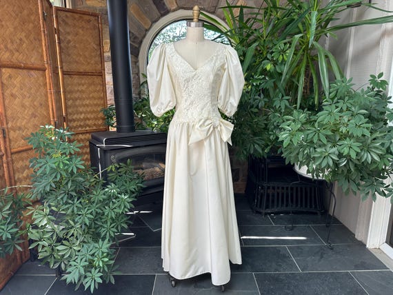 Vintage 1980s Ivory Acetate and Lace Tea Length Formal Bridal