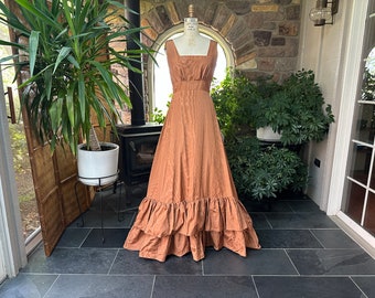 Vintage koperen Moire Ruffle bruidsmeisje Prom Dress met trein, Vintage Rust Moire formele jurk, Vintage baljurk Pin Up Train Ruffle Zoom