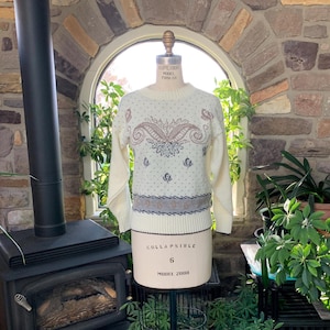 Vintage 1980er Jahre Ivory Tan Grau-Druck Acryl-Pullover mit Rundhalsausschnitt Die Dauerkarte