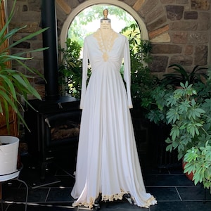 Vintage 1970s White Knit Ecru Lace Trim Wedding Dress, Vintage Seventies Classic Simple Bohemian Wedding Gown