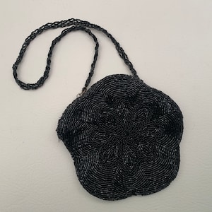 Monedero pequeño Walborg de cuentas de vidrio negras de los años 70 con cierre de beso plateado y bolso de noche con cuentas negras fabricado en Japón