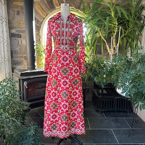 pretty retro hostess dress Wearing the Hostess Dress from @prettyretroclothing , (gifted!) , Shot on a day out by the castle , ., ., ., ., ., #prettyretroclothing #vintagestyle #1940shair #vintage #1950s