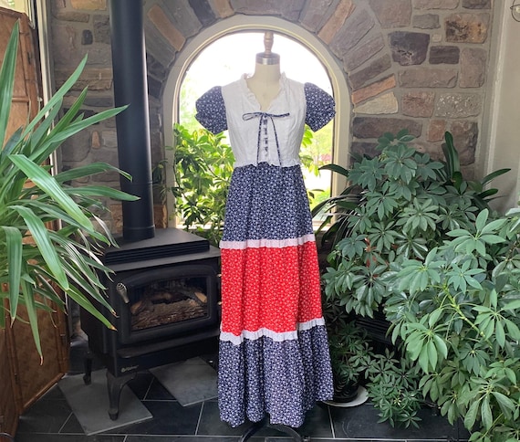 Vintage 1970s Blue Red White Floral Seersucker and Lace Summer