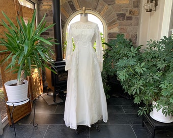 Vintage 1960s Ivory Nylon Chiffon and Lace Wedding Dress, Vintage Sixties Bride, Sixties Chiffon Wedding Dress