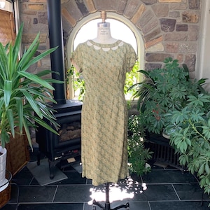 Vintage 1950er Jahre Metallic Gold und Grünes Brokat Abendkleid, Vintage Peek-a-Boo Ausschnitt Kleid, Vintage Silvester Kleid, Vintage Gold Kleid