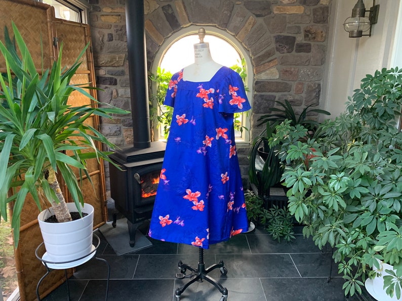 Seventies Flower Hawaiian Housedress Polyester Hawaiian Dress Aloha Lightweight Summer Dress Vintage 1970s Blue Floral Hawaiian MuuMuu