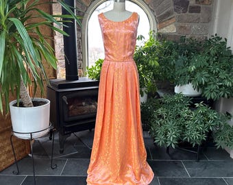 Vintage metallic gouden bruidsmoederjurk met perzik en reliëf