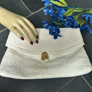 Cartera de mano plegable vintage de piel de avestruz con estampado sintético color marfil de los años 60, de Harry Levine. Monedero vintage texturizado de verano de los años sesenta.
