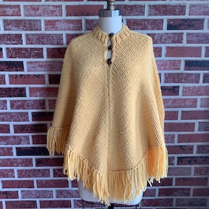poncho tricoté jaune tournesol fait main vintage des années 1970 avec franges, cape bohème vintage, poncho vintage à franges