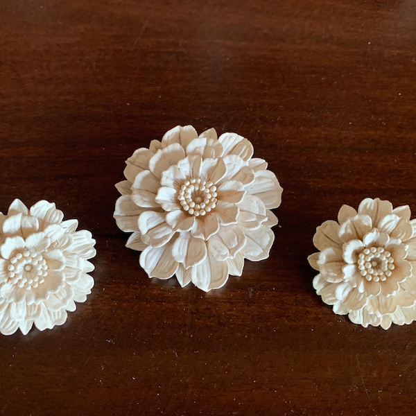 Vintage 1960s Off White Plastic Acrylic Resin Flower Pin and Screw Back Earring Set, Vintage Jewelry, Vintage Brooch and Earring Set