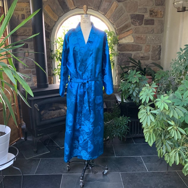 Robe portefeuille ceinturée en satin rayonne bleu vintage en relief Kimono Style unisexe, robe en satin bleu pour homme vintage, robe de petit ami pour femme bleu vintage
