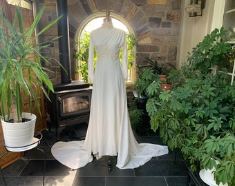 Vintage 1970s vestido de novia de punto de marfil claro blanco hombro decorativo encaje fruncido y ribete de perlas, vestido de novia boho simple clásico