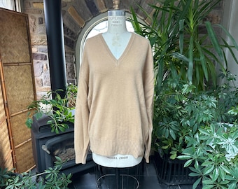 Klasyczny sweter z kaszmiru z lat 60. z dekoltem w serek w kolorze jasnobrązowym, bez nadruku, Harrods, wyprodukowany w Szkocji