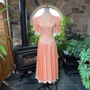 Robe de cérémonie en satin et dentelle pêche et ivoire vintage des années 80, robe de demoiselle d'honneur vintage, robe de cocktail de soirée vintage des années 80