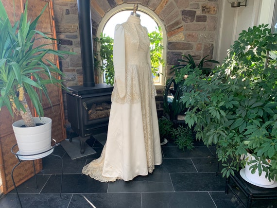 Vintage 1950s Ivory Matte Satin and Cotton Lace Wedding Dress
