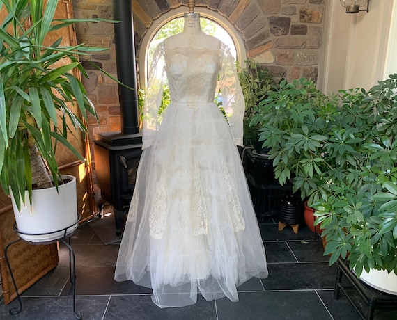 Vintage Early 1960s Ivory Tulle Acetate and Lace Wedding Dress 