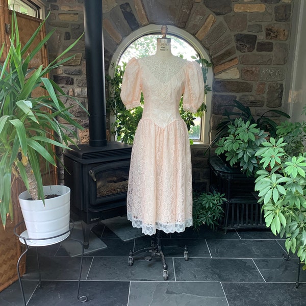 Vintage 1980s Jessica McClintock Peach Lace and Ivory Satin Tea Length Formal Dress, Eighties Drop Waist Satin Bow Bridesmaid Dress
