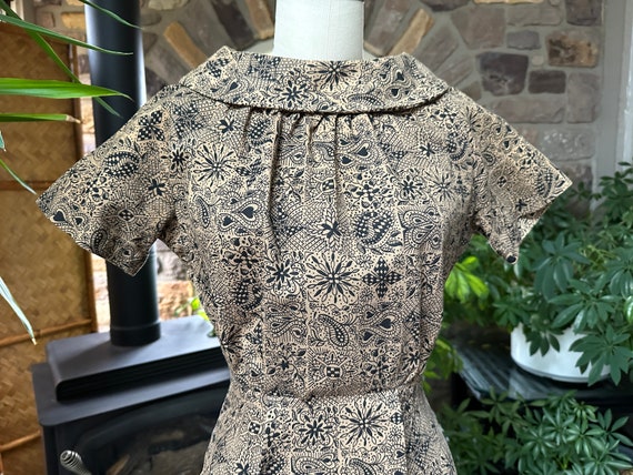 Vintage 1960s Brown and Black Paisley Cotton Shea… - image 2