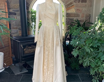 Robe de mariée en satin mat ivoire et dentelle de coton vintage des années 1950, robe de mariée en dentelle à col haut des années 1950, robe d'oiseau blessé vintage des années 1950