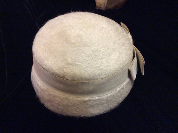 Vintage 1950s Light Tan Felt Fur Hat Bonwit Teller  display picture 3