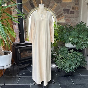 Vintage 1980s Ivory Velour Fleece Zipper Robe Quilted Neckline and Cuffs Vanity Fair, Eighties Winter Robe