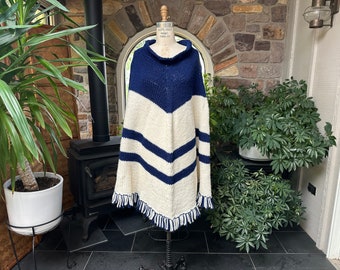 poncho vintage des années 1970 en tricot à la main ivoire et bleu à franges, cape vintage à rayures bleues et ivoire et franges, poncho d'hiver vintage