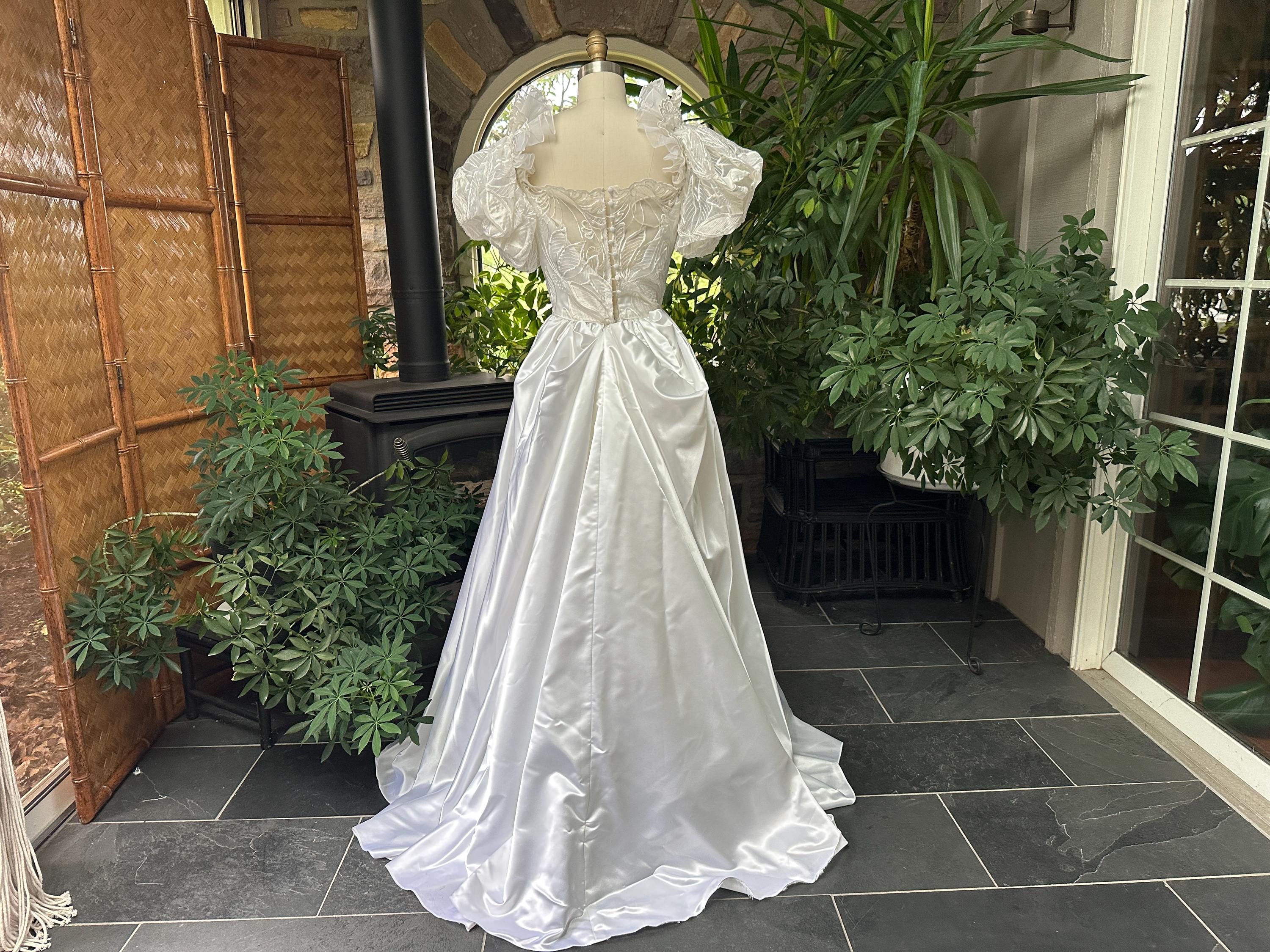 1980年代のヴィンテージホワイトサテンとレースのウェディングドレス