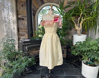 Abito formale vintage anni '50 in organza di seta avorio e rosa con spalle scoperte, modello Wounded Bird