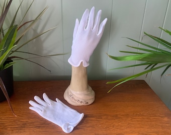 Gants longueur poignet en nylon maille blanche vintage des années 1960 fabriqués en Angleterre, gants de mariage vintage, gants de mariée vintage