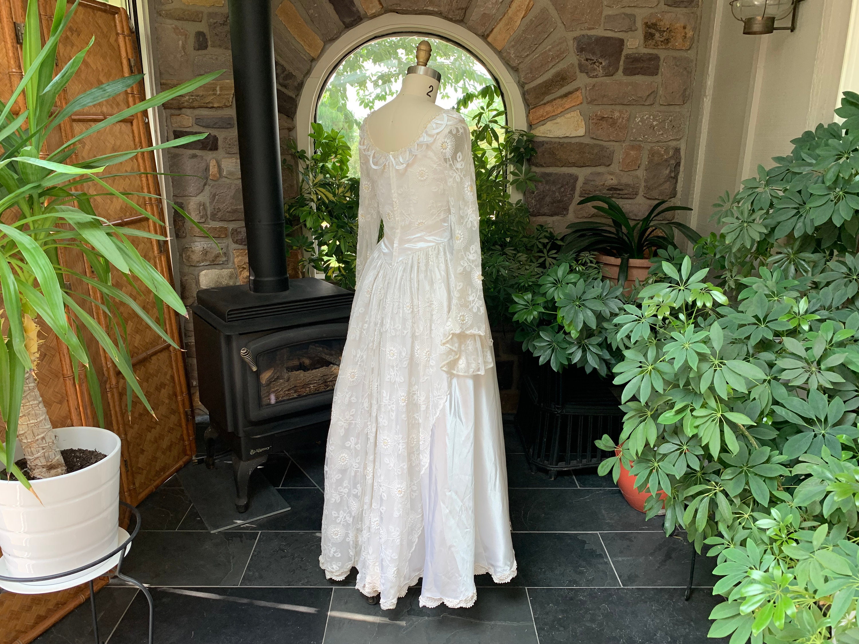 chinese dress ladies 1908 Edwardian Couture White Irish Crochet Lace & Sheer Net Bridal Gown main image 0