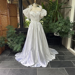 Vintage 1980s White Satin and Lace Wedding Dress Sasson, Vintage White Puffy Ruffle Wedding Gown, Vintage Bride, Vintage Bridal Gown