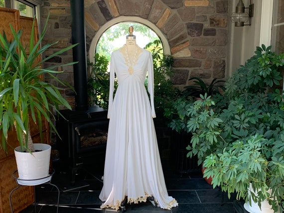 Vintage 1970s White Knit Ecru Lace Trim Wedding D… - image 1