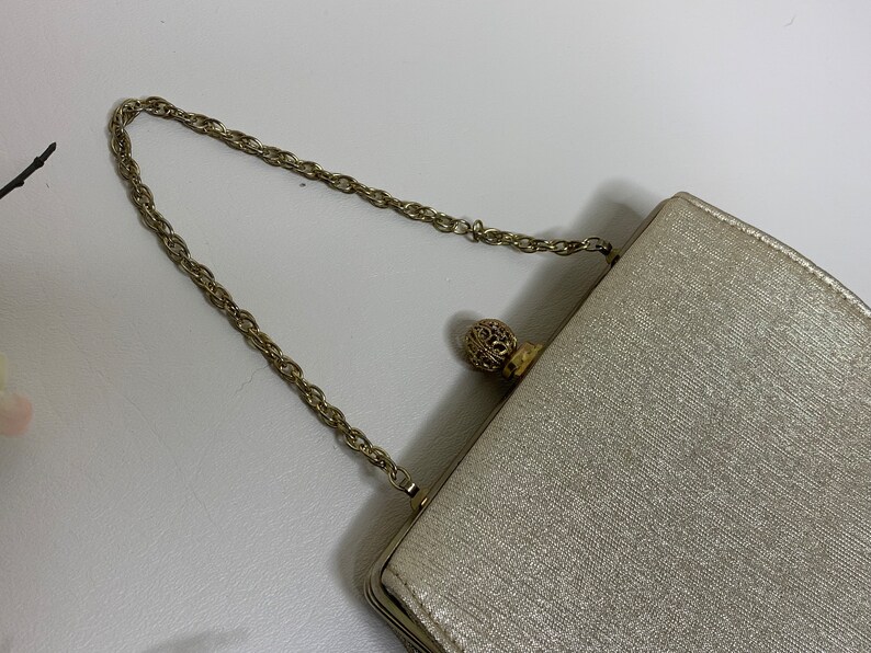 Vintage 1970s tela de oro metálico filigrana cierre bolso cadena mango o bolso de embrague, bolso formal vintage, bolso de noche de oro vintage imagen 5