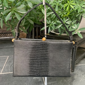 Bolso de mano vintage de los años 60 con asa superior de piel sintética de cocodrilo negra After Dark, bolso vintage negro de los años 60, cartera vintage con textura