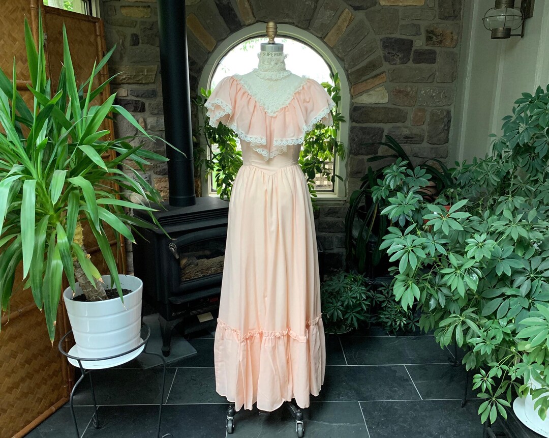 rustic vintage bridesmaid dresses 1970s Peach and Ivory Lace Cottagecore Dress Jessica Mcclintock Bridal rustic boho bridesmaid dresses
